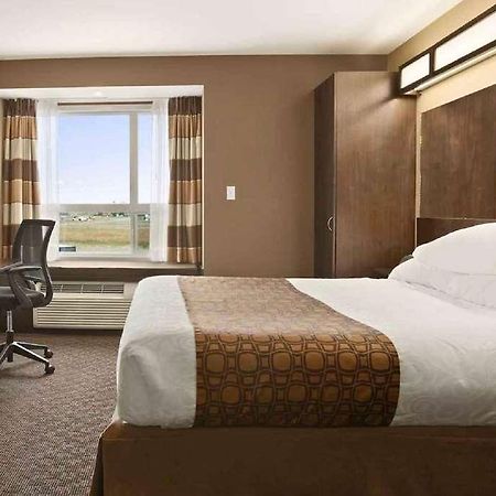 Microtel Inn & Suites By Wyndham Blackfalds Room photo