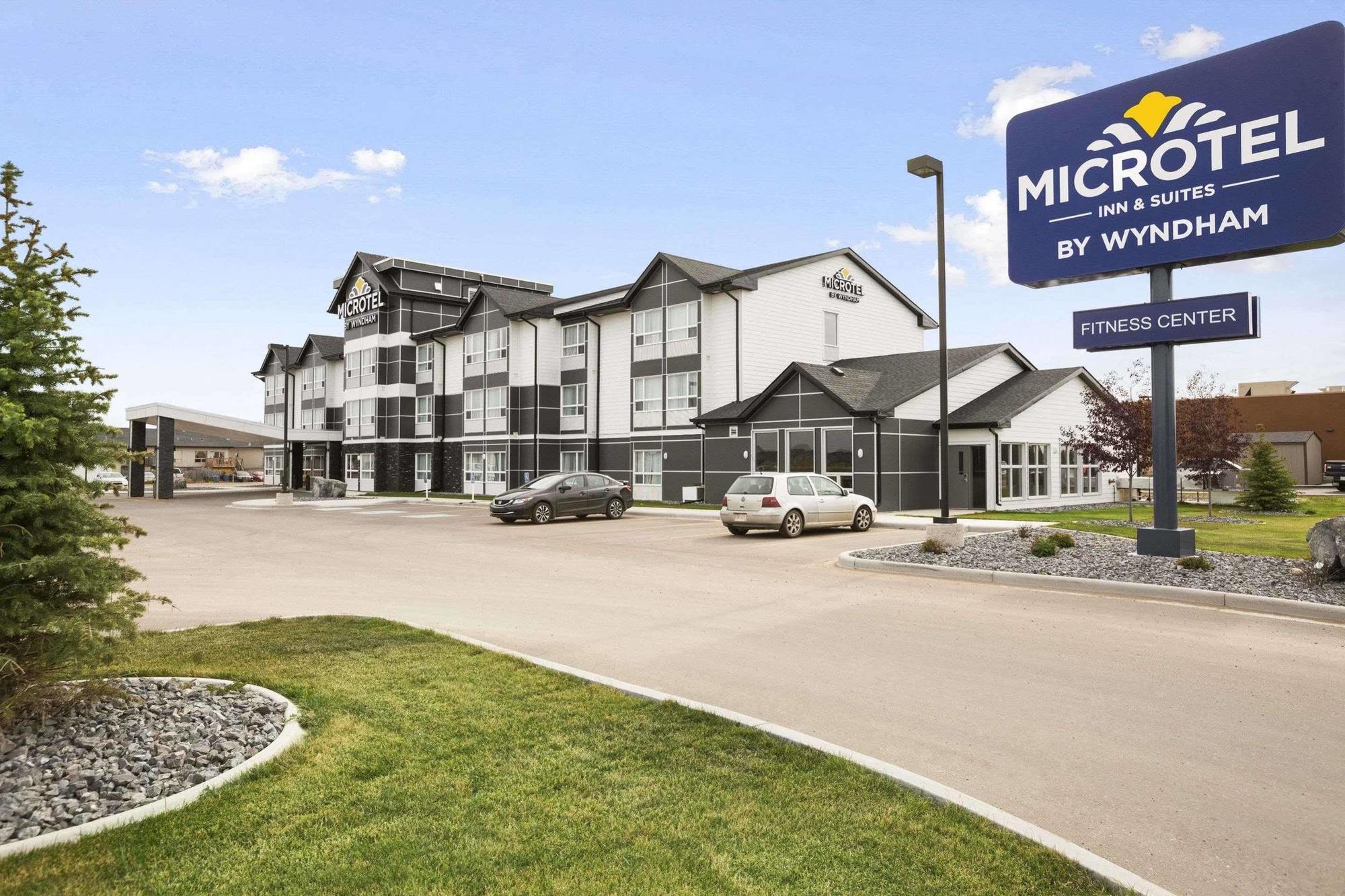 Microtel Inn & Suites By Wyndham Blackfalds Exterior photo